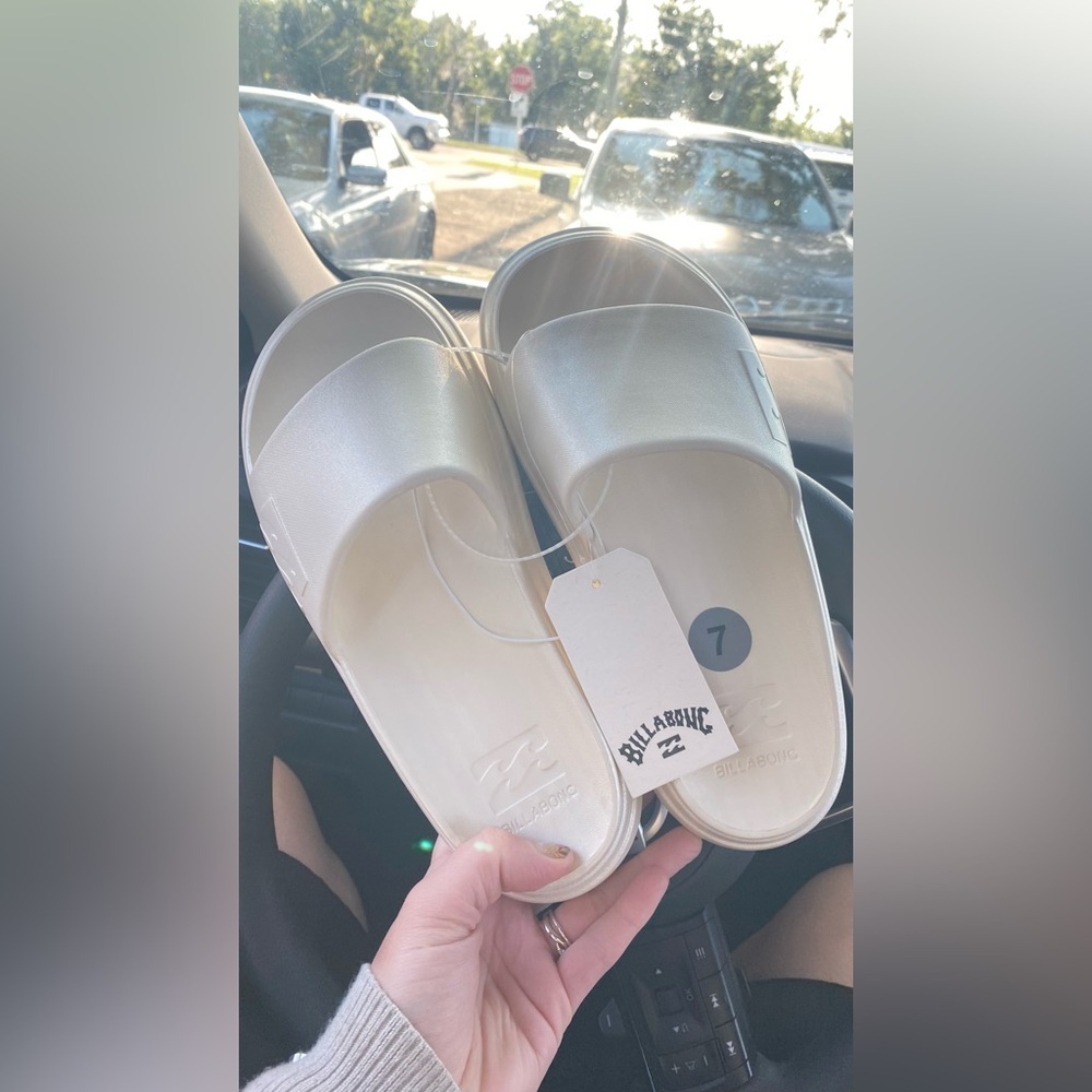 Brand New - Size 7 Billabong Women's Cream Platform Slides